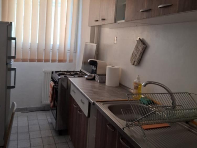 Apartament cu 2 camere semidecomandat, mobilat în Victoriei