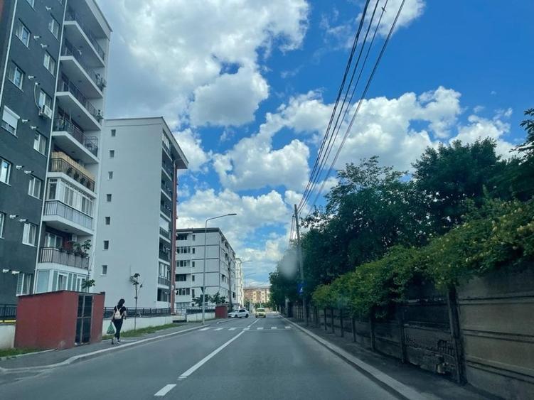 Teren Construcții intravilan de 11000 mp, în Apărătorii Patriei