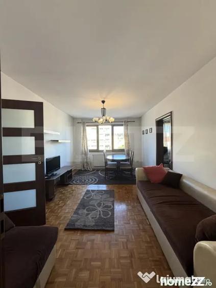 Apartament cu 3 camere semidecomandat în Central