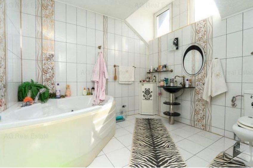 Casă cu 7 camere cu Teren 970 Mp în 1 Decembrie