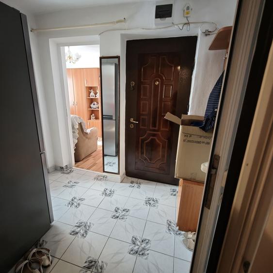 Apartament cu 3 camere semidecomandat în Exterior Vest