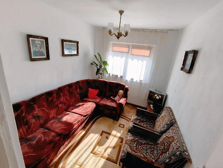 Apartament cu 3 camere semidecomandat, mobilat în Central