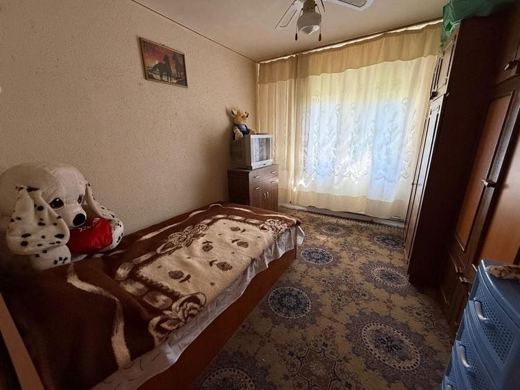 Apartament cu 3 camere semidecomandat în Rovine