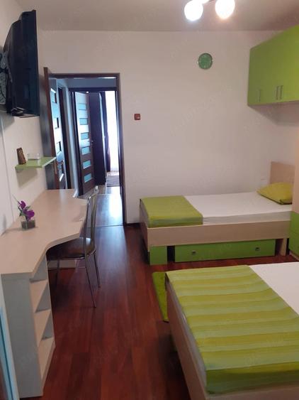 Apartament cu 3 camere semidecomandat în Apărătorii Patriei