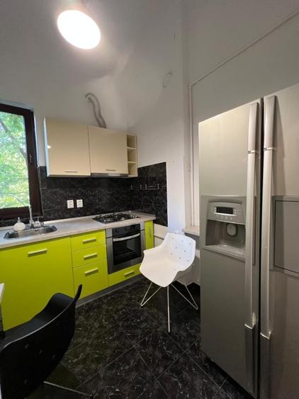 Apartament cu 4 camere decomandat în Primăverii