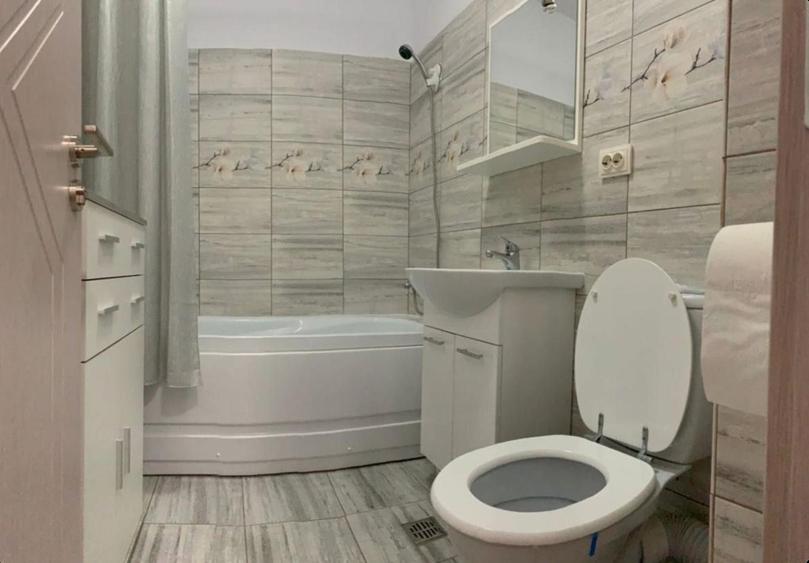 Apartament cu 3 camere decomandat în Titan