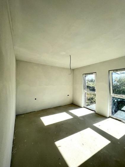 Duplex cu 4 camere cu Canalizare în Est