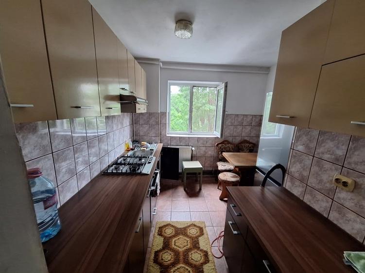 Apartament cu 3 camere semidecomandat, mobilat în Dacia