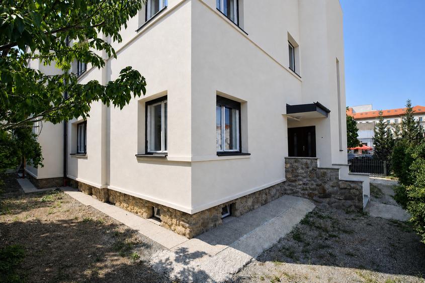 Casă individuală cu 12 camere cu Canalizare în Calea Dumbrăvii