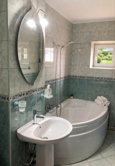 Apartament cu 3 camere decomandat, mobilat în Sud