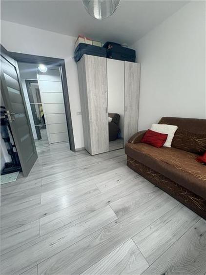 Apartament cu 3 camere decomandat, mobilat în Poarta 6