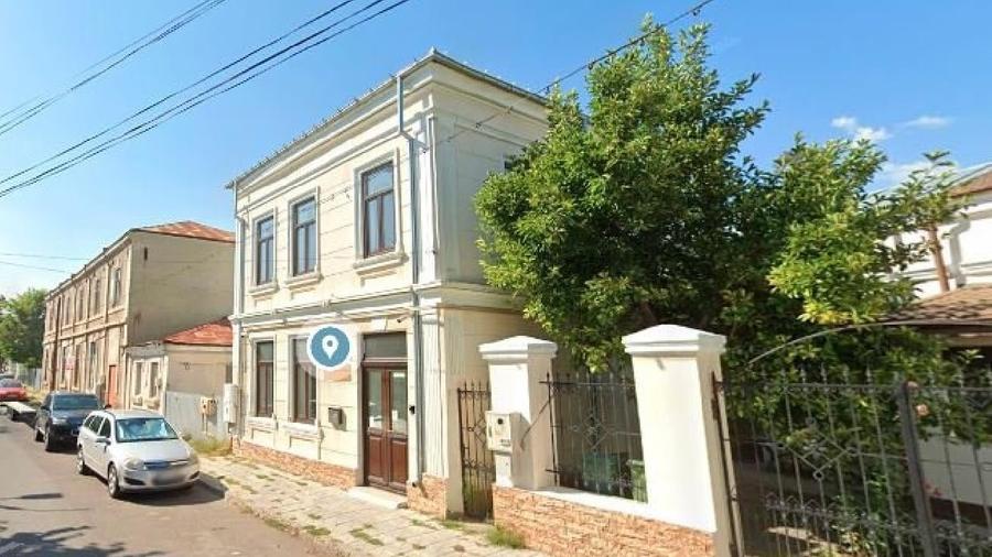 Casă individuală cu 10 camere cu Teren 200 Mp în Central
