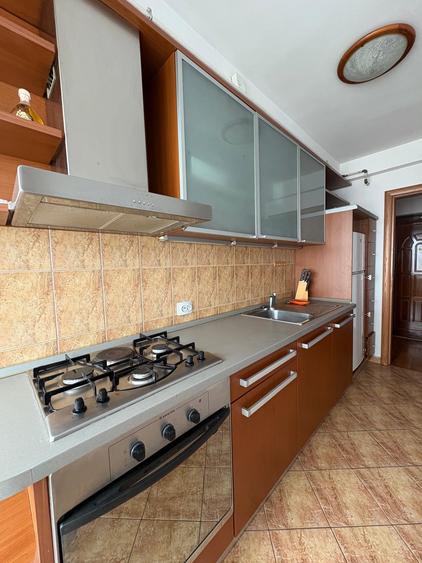 Apartament cu 3 camere semidecomandat în Dorobanți