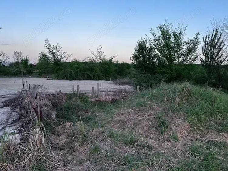 Teren de 2300 mp, în Ciolpani