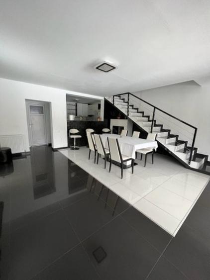 Casă cu 7 camere cu Teren 300 Mp în Est