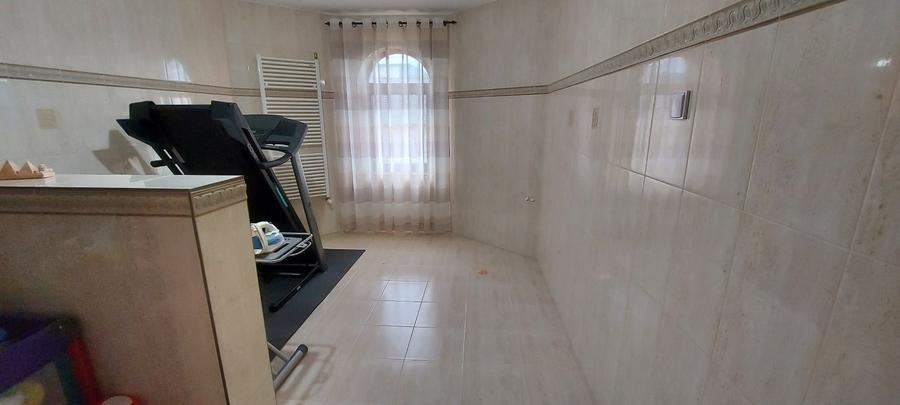 Casă individuală cu 6 camere cu Garaj în Exterior Est