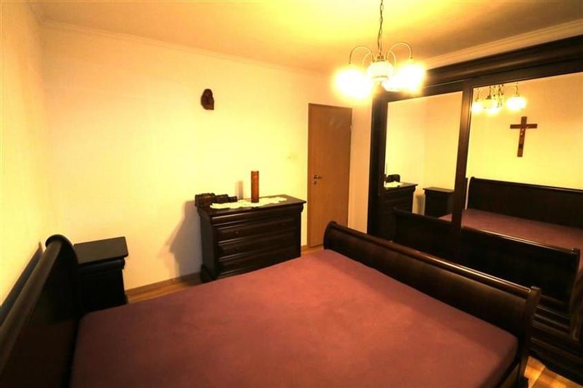 Apartament cu 3 camere decomandat în Lipovei