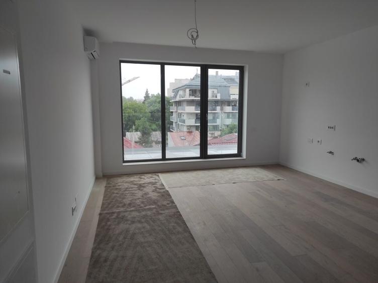 Apartament cu 3 camere semidecomandat în Timpuri Noi