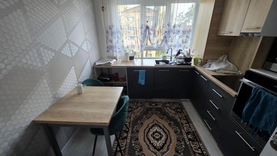 Apartament cu 3 camere semidecomandat în Tătărași