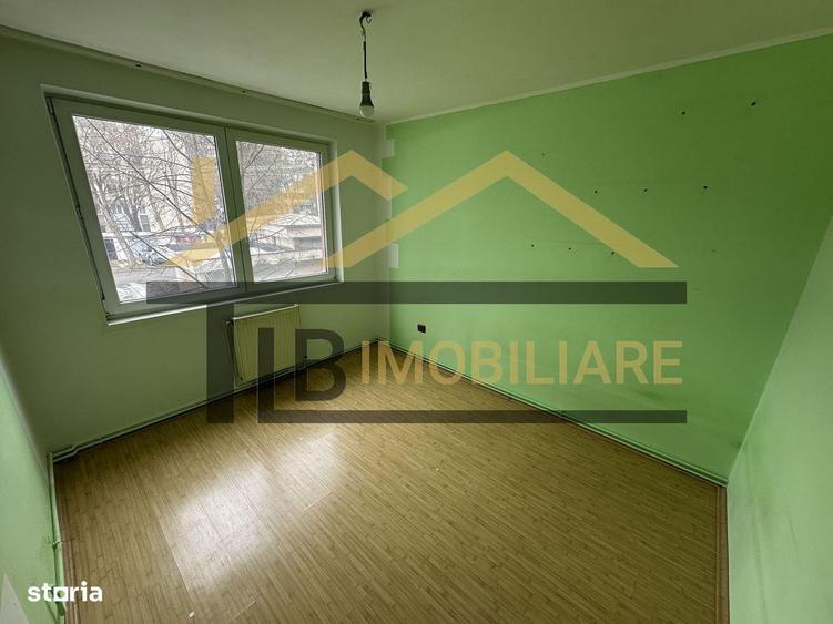 Apartament cu 3 camere semidecomandat în Central