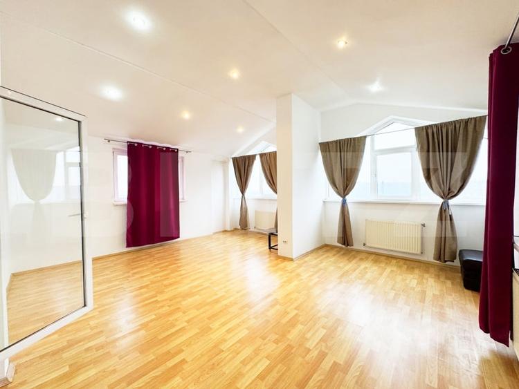 Penthouse cu 4 camere decomandat, mobilat în Cug