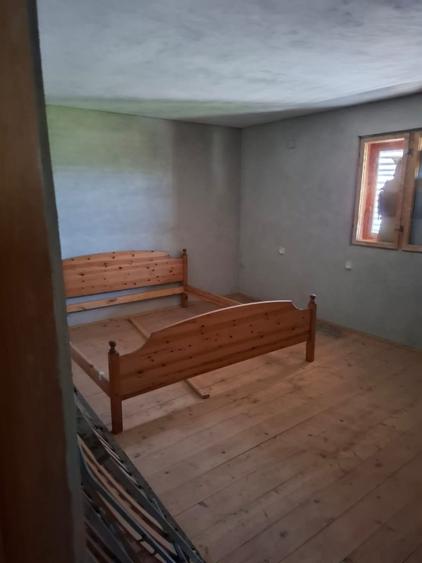 Casă individuală cu 6 camere cu Teren 4500 Mp în Novaci