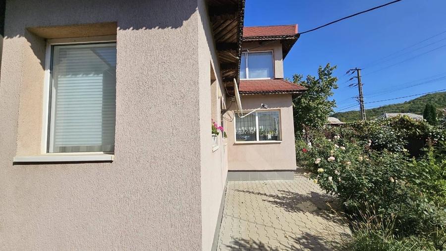 Casă individuală cu 4 camere cu Garaj în Helegiu