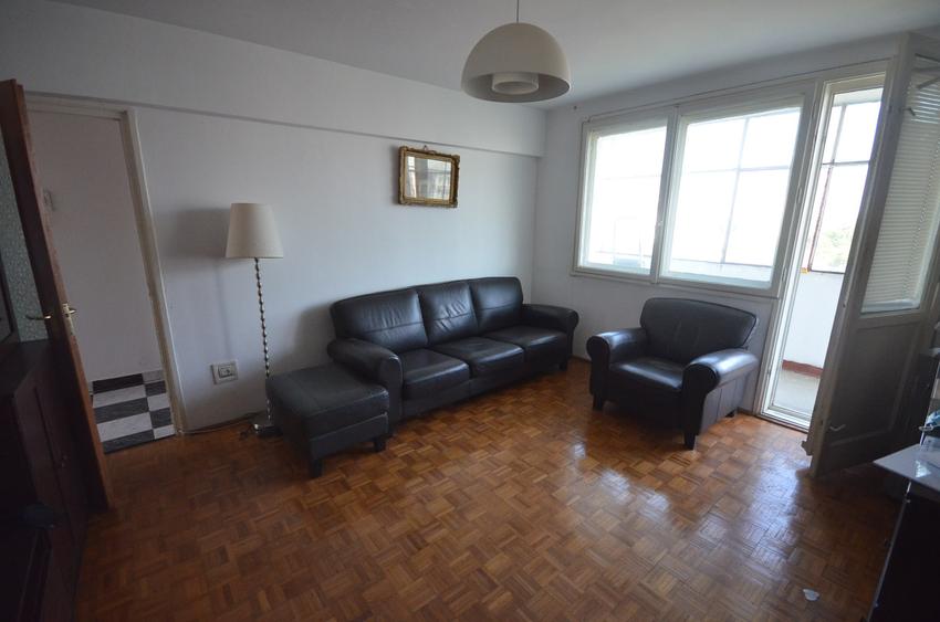 Apartament cu 3 camere semidecomandat în P-ța Muncii