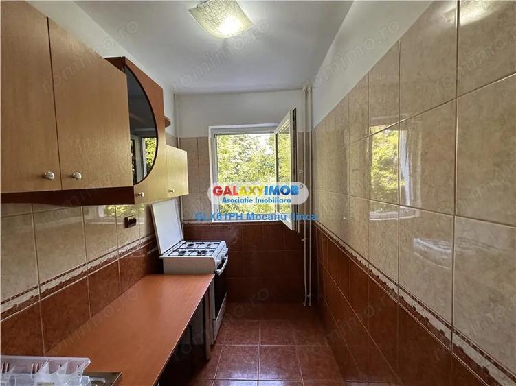 Apartament cu 3 camere semidecomandat, mobilat în Mihai Bravu