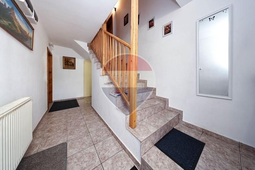 Casă individuală cu 8 camere cu Teren 720 Mp în Central