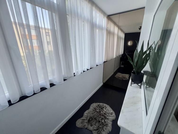 Apartament cu 3 camere semidecomandat în Central
