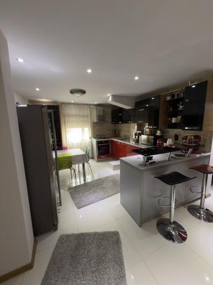 Apartament cu 3 camere decomandat în Școlilor