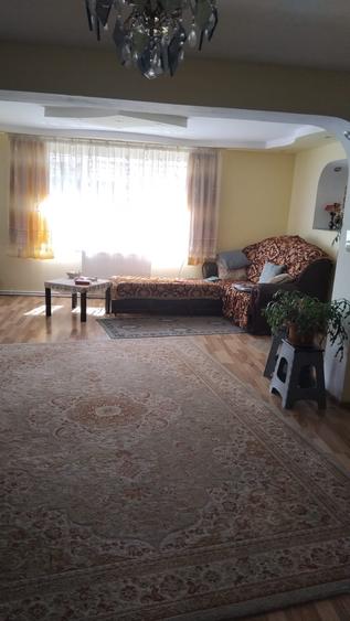 Casă individuală cu 4 camere cu Canalizare în Comănești