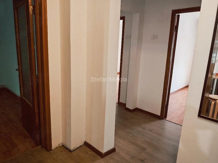 vand apartament 3 camere decomandat 1 Mai