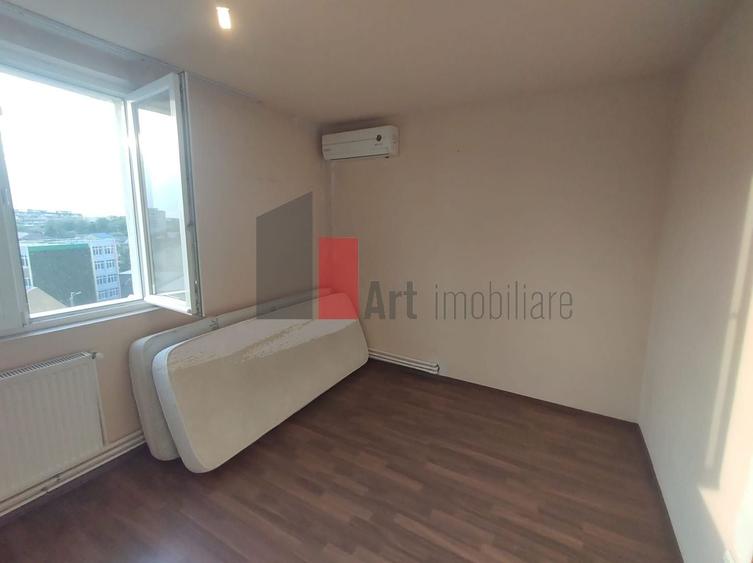 Apartament cu 3 camere semidecomandat în Alexandru Obregia