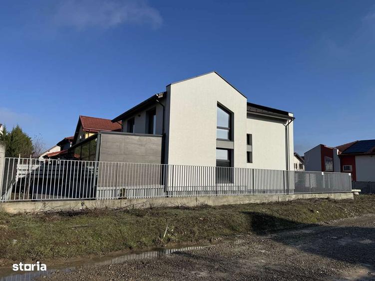Casă cu 7 camere semidecomandat cu Teren 450 Mp în Central