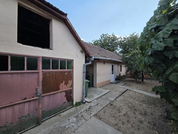 Casă cu 4 camere în Pădureni