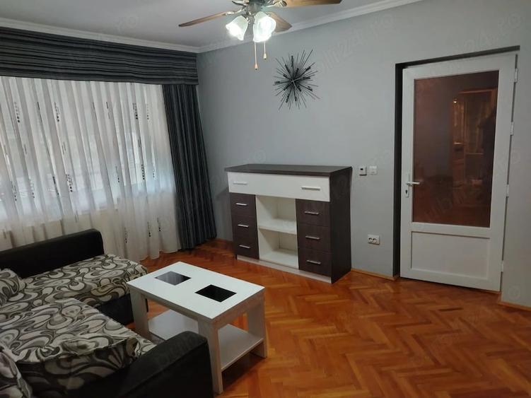 Apartament cu 3 camere semidecomandat în Central