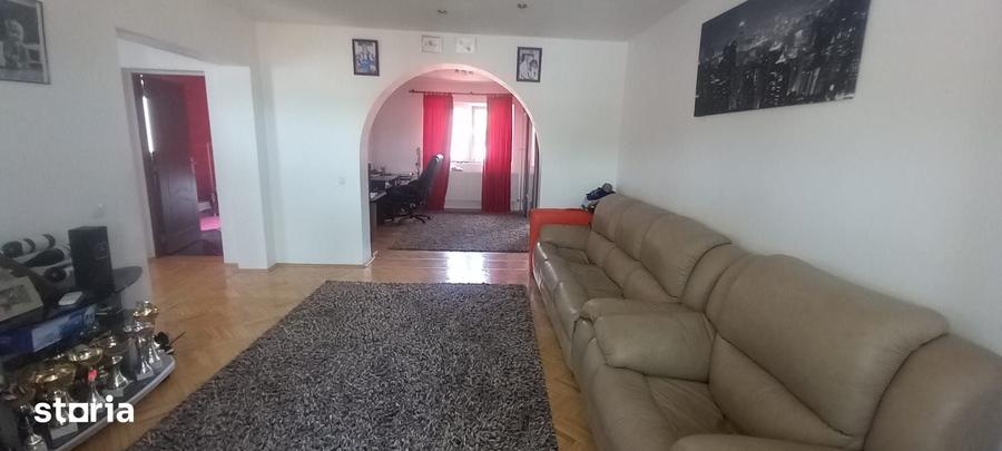 Casă cu 3 camere cu Teren 300 Mp în Central
