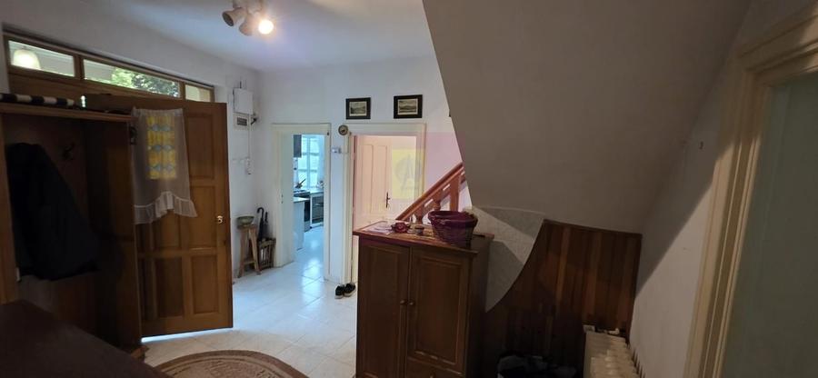Casă cu 6 camere în Central