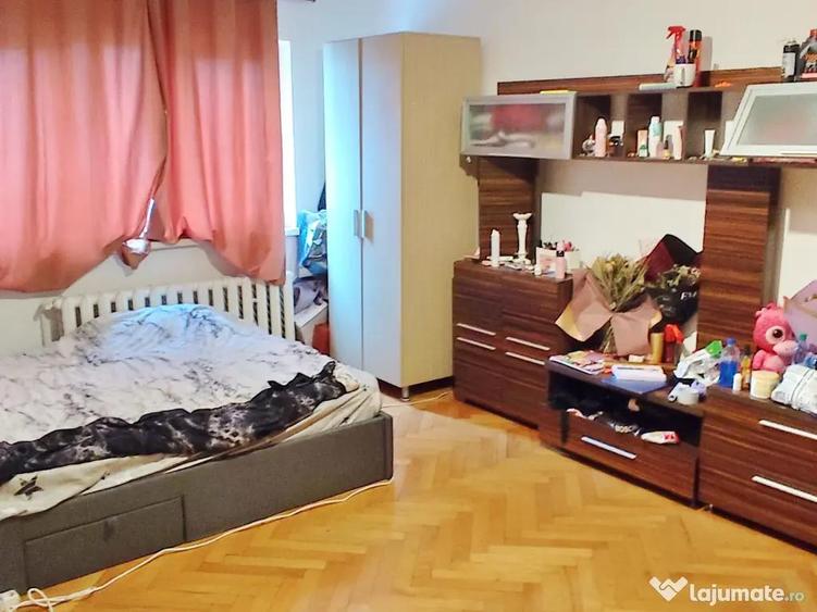 Apartament cu 4 camere decomandat în Ștrand