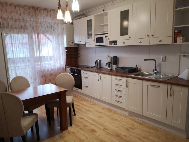 Apartament cu 3 camere decomandat în Florești