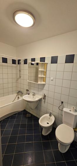 Apartament cu 3 camere semidecomandat, mobilat în Barbu Văcărescu