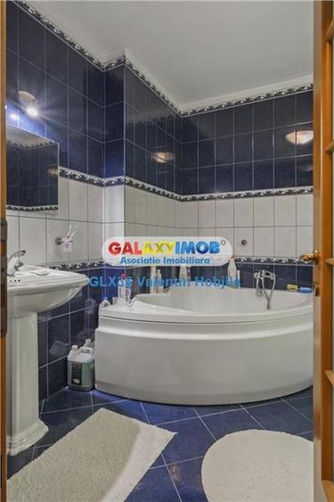 Casă cu 8 camere cu Teren 1900 Mp în Lacul Tei