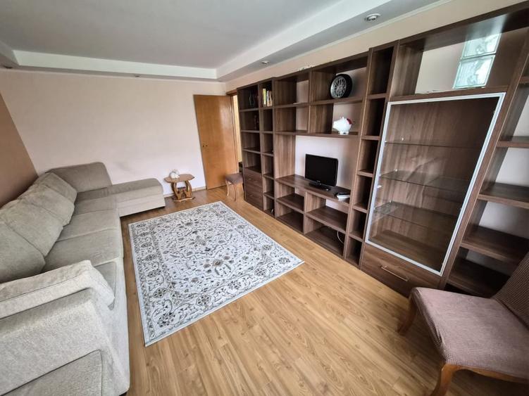 Apartament cu 3 camere decomandat, mobilat în Băneasa
