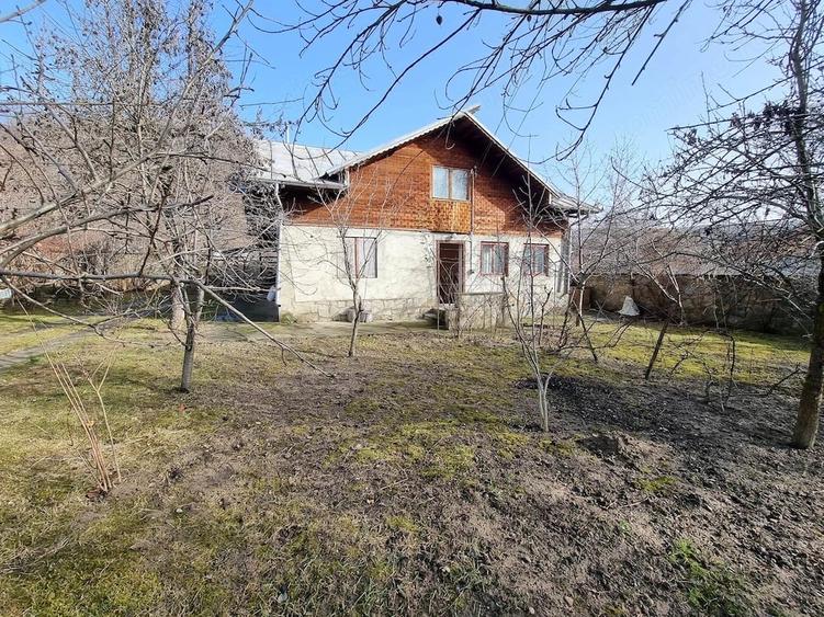 Casă cu 3 camere cu Teren 1523 Mp în Cărbunești