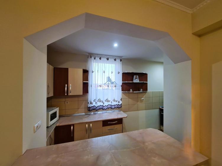 Apartament cu 3 camere semidecomandat, mobilat în Calea Poplăcii
