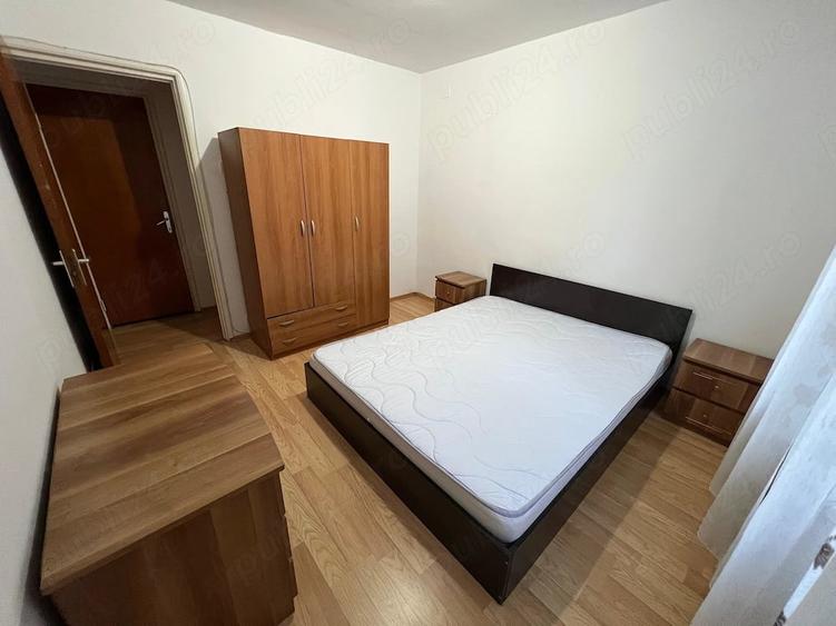Apartament cu 3 camere decomandat în Socului