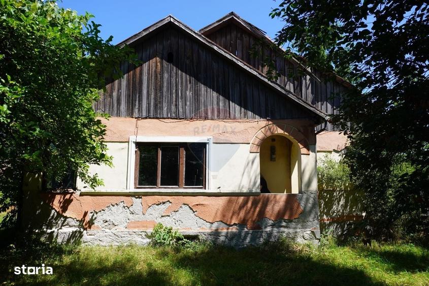 Casă cu 2 camere cu Teren 1958 Mp în Tisa