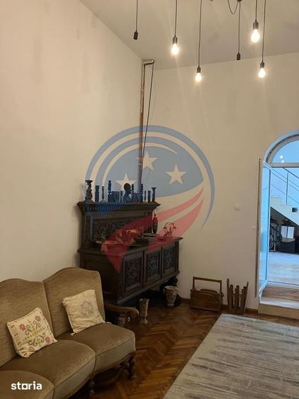 Casă cu 8 camere cu Teren 400 Mp în Central
